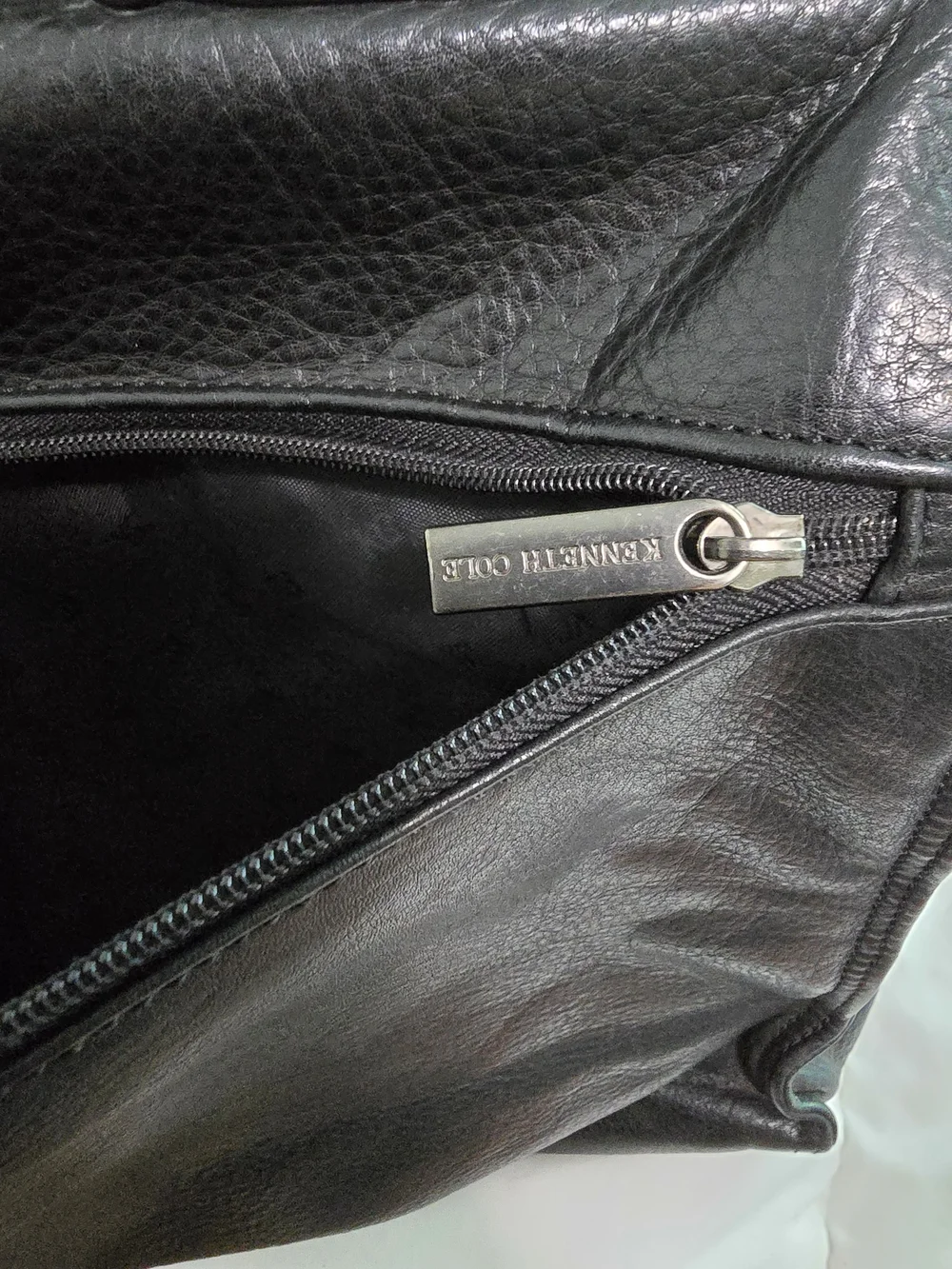 Kenneth Cole Black Leather Messenger Briefcase with Shoulder Strap